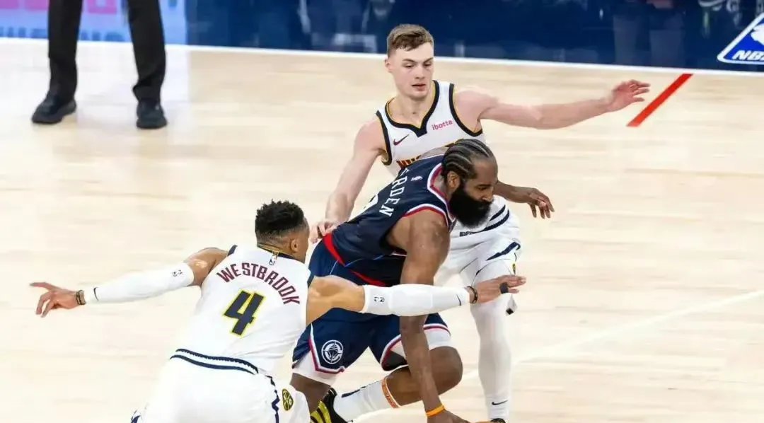 九游官网官方入口包含Ming重要时刻持续失利，快船带队取胜！的词条