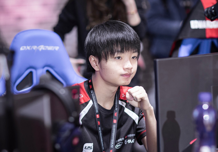 九游官网官方入口 出色发挥引发热议！，Doinb在掘金比赛中出色防守上演精彩一战